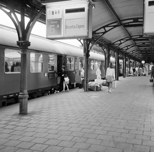 883145 Afbeelding van de internationale trein Bicentra Expres langs het perron van het N.S.-station Utrecht C.S.
